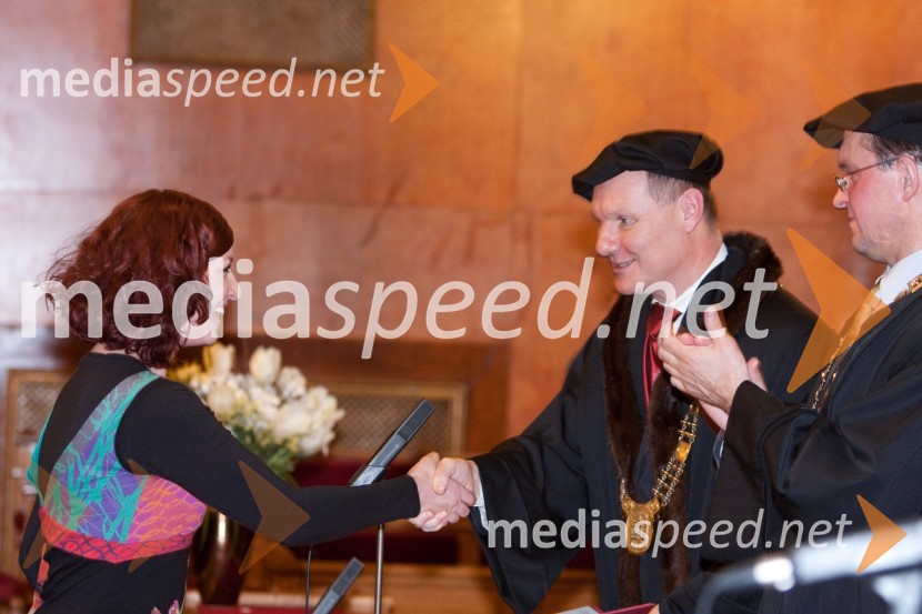 Ana Zwitter Vitez, doktorantka na Filozofski fakulteti in  	Prorektor prof. dr. Miha JuhartPromocija doktorjev znanosti na Univerzi v Ljubljani