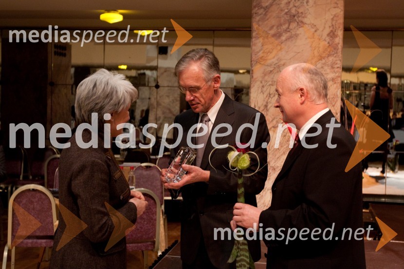 Staša Krapež,  Drago Šulek, predsednik Plesne zveze Slovenije in Zoran Klun, Plesna zveza SlovenijePriznanja Plesne Zveze Slovenije za leto 2009
