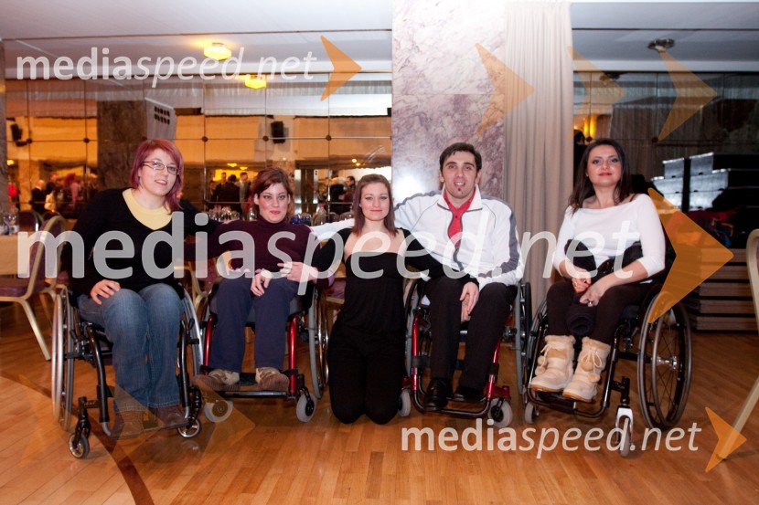 Mija Pungerič, Ana Razgoršek, Petra Škofic, plesna učiteljica plesnega kluba Zebra, Lutfi Abdullahu in Aida DemiriPriznanja Plesne Zveze Slovenije za leto 2009