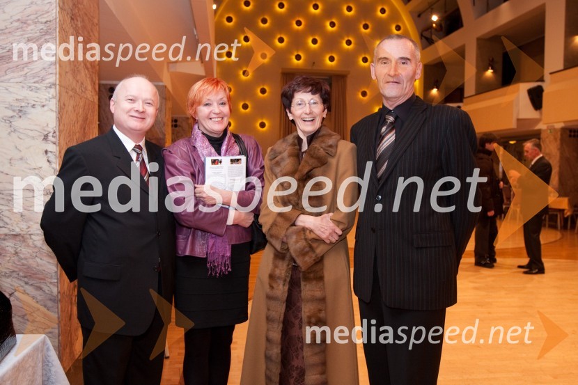 Zoran Klun, Plesna zveza Slovenije, dr. Meta Zagorc, plesna strokovnjakinja, Verena Šulek, članica mednarocne profesionalne plesne zveze, sodnica in Niko BasaričPriznanja Plesne Zveze Slovenije za leto 2009