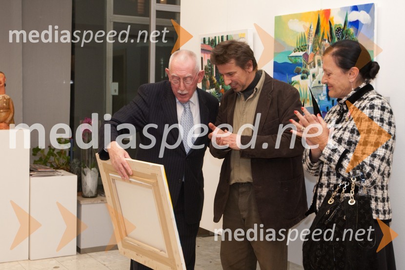 Patrick McCabe, veleposlanik Republike Irske, Nenad Marasović, akademski slikar in Dunja Bezjak, članica ženskega društva S.I.L.AOdprtje razstave Nenada Marasovića