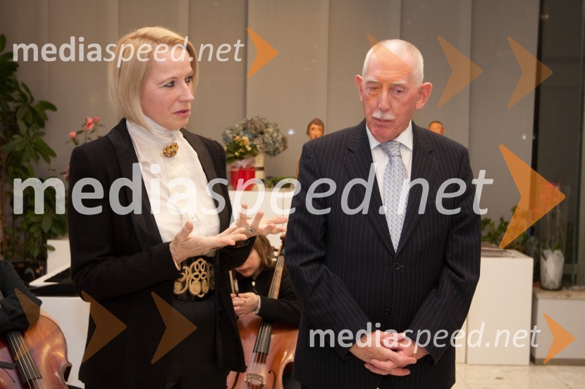 Katjuša Rojac, vodja galerije Loterije Slovenija in Patrick McCabe, veleposlanik Republike IrskeOdprtje razstave Nenada Marasovića