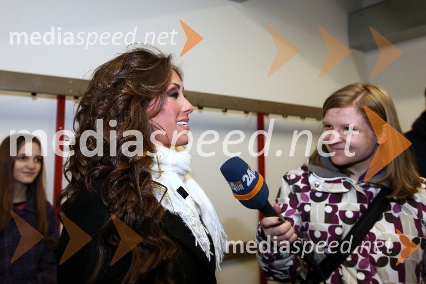 Anahi, mehiška pevka z novinarkoAnahi, koncert pevke nekdanje skupine Rebelde