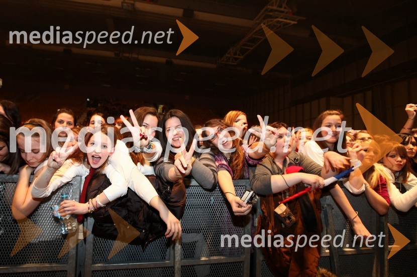 OboževalkeAnahi, koncert pevke nekdanje skupine Rebelde