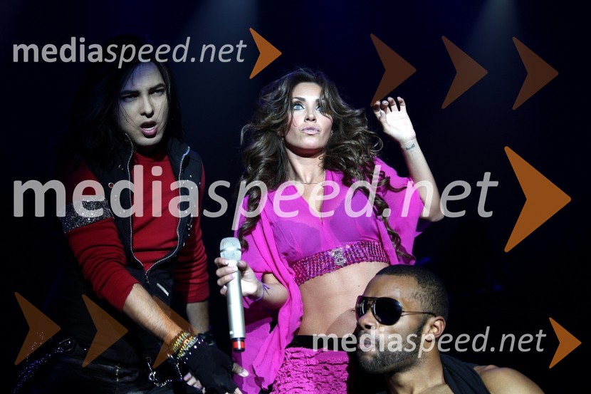 Anahi, mehiška pevka s plesalcemaAnahi, koncert pevke nekdanje skupine Rebelde
