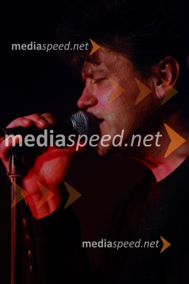 Dražen Žerić Žera, pevec skupineCrvena jabuka, koncert ob 25. obletnici delovanja