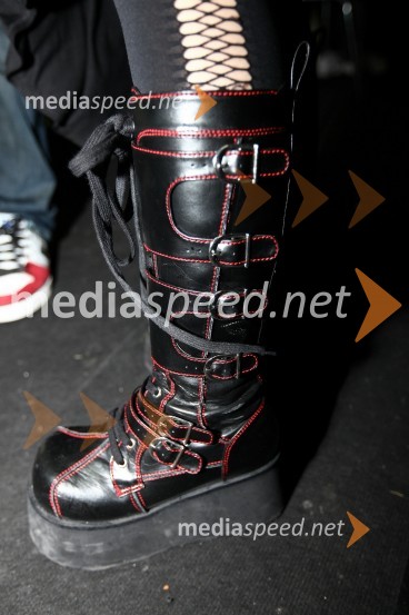 Čevlji Urške Majdič, pevke skupine Billy's private parkingBite me, koncert skupine Billy's private parking