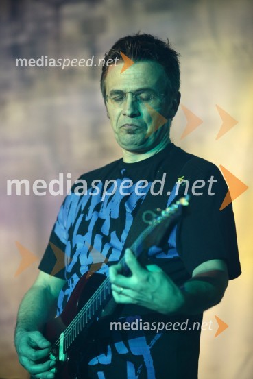 Damir Gonz, kitarist skupine Crvena JabukaCrvena jabuka, koncert ob 25. obletnici delovanja