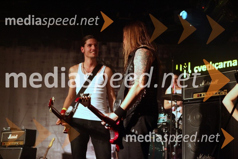 Matic Ajdič in Sergej Pobegajlo, kitarista skupine Billy's private parkingBite me, koncert skupine Billy's private parking