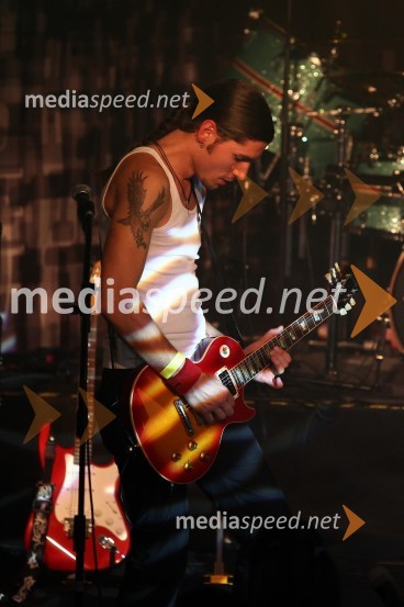 Matic Ajdič, kitarist skupine Billy's private parkingBite me, koncert skupine Billy's private parking