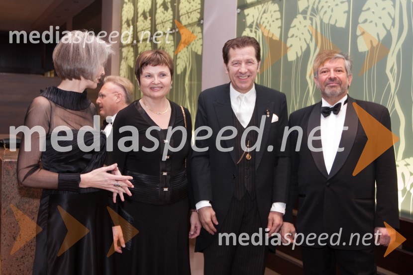 Dr. Metka Arah, odvetnica, Jožef Ciraj, diplomat, njegova soproga Marta ter mag. Janko Arah, predsednik Klu­ba Koroš­cev v Ljub­ljani17. Koroški večer s plesom