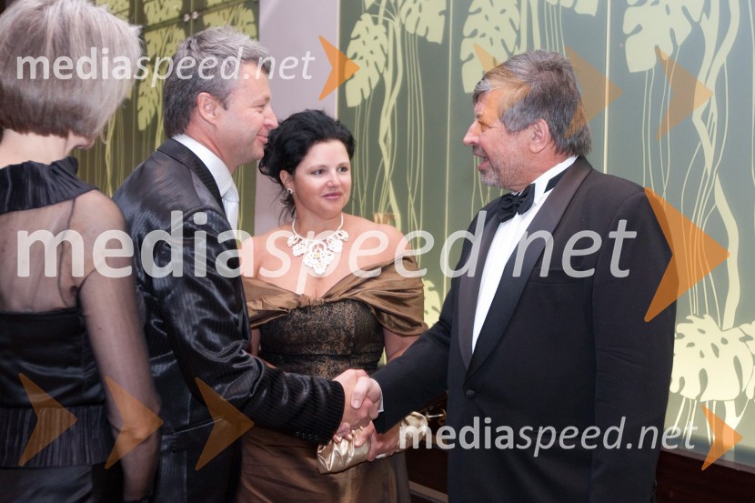 Jure Bricman in Katja Jurgec Bricman, Porcelan Catbryur ter mag. Janko Arah, predsednik Klu­ba Koroš­cev v Ljub­ljani17. Koroški večer s plesom