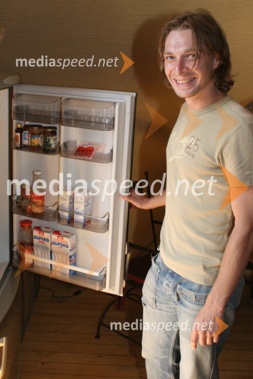 Baletnik Anton Bogov pred svojim hladilnikomAnton Bogov, baletnik