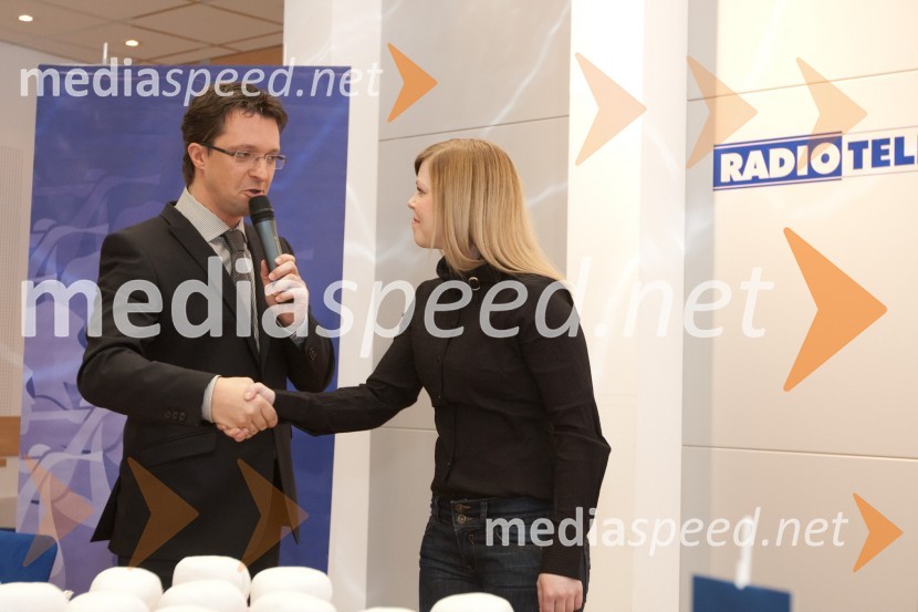 Andrej Hofer, povezovalec prireditve in Monika Mlinar, Zapeljivke16. Festival slovenska polka in valček, novinarska konferenca