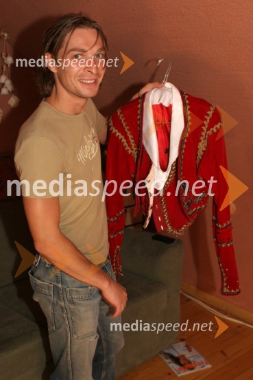 Baletnik Anton Bogov pregleduje svoje kostumeAnton Bogov, baletnik