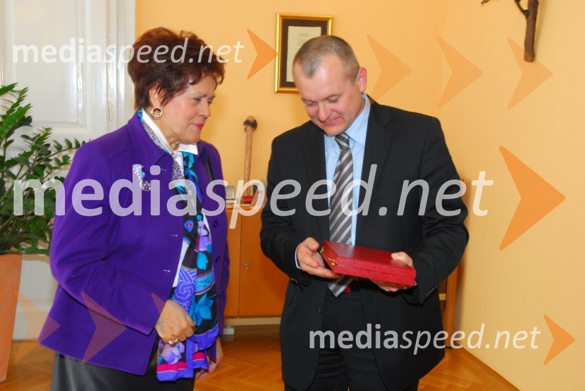Dubravka Tomšič Srebotnjak, pianistka in Franc Kangler, župan Mestne občine MariborDubravka Tomšič Srebotnjak, sprejem pri mariborskem županu