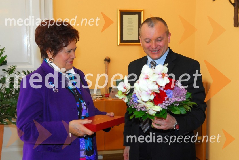 Dubravka Tomšič Srebotnjak, pianistka in Franc Kangler, župan Mestne občine MariborDubravka Tomšič Srebotnjak, sprejem pri mariborskem županu
