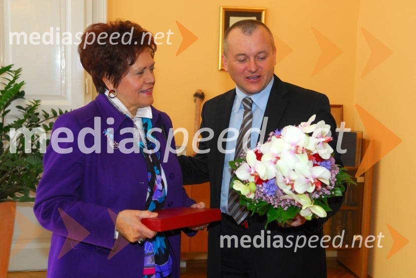 Dubravka Tomšič Srebotnjak, pianistka in Franc Kangler, župan Mestne občine MariborDubravka Tomšič Srebotnjak, sprejem pri mariborskem županu