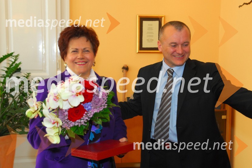 Dubravka Tomšič Srebotnjak, pianistka in Franc Kangler, župan Mestne občine MariborDubravka Tomšič Srebotnjak, sprejem pri mariborskem županu
