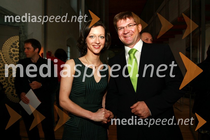 Saša Mrak, vodja Zlate niti in odnosov z javnostmi časopisne družbe Dnevnik, d. d. in Dejan Turk, predsednik uprave Simobil d.d.Zlata nit 2009, slavnostna razglasitev najboljših zaposlovalcev leta 2009