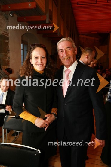 Jana Lutovac Lah, vodja službe za odnose z javnostmi Trimo Trebnje d.d. in Aleš Čerin, podžupan LjubljaneZlata nit 2009, slavnostna razglasitev najboljših zaposlovalcev leta 2009