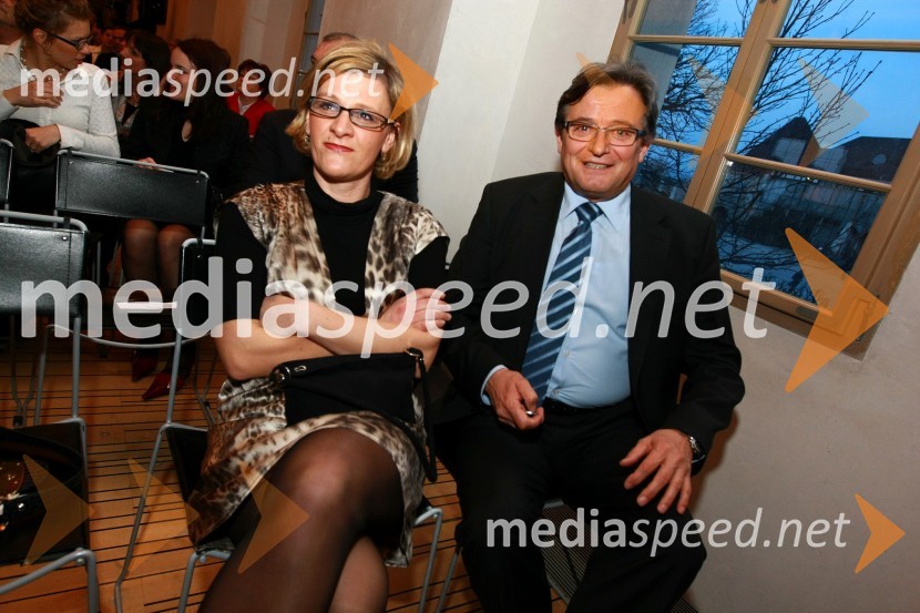 Suzana Rankov, začasna odgovorna urednica Dnevnika in Dnevnika.si ter Zdenko Pavček, predsednik GZS in predsednik uprave družbe Skupina Viator & Vektor d.d.Zlata nit 2009, slavnostna razglasitev najboljših zaposlovalcev leta 2009