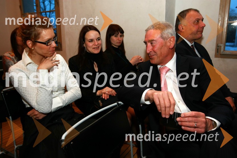 Ana Pegan Pergarec, vodja trženja v podjetju Epamedia, d. o. o.
in Aleš Čerin, podžupan LjubljaneZlata nit 2009, slavnostna razglasitev najboljših zaposlovalcev leta 2009