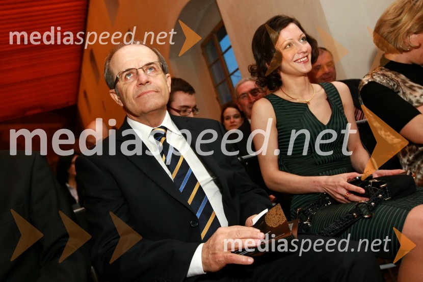 Dr. Ivan Svetlik, minister za delo, družino in socialne zadeve RS in Saša Mrak, vodja Zlate niti in odnosov z javnostmi časopisne družbe Dnevnik, d. d.Zlata nit 2009, slavnostna razglasitev najboljših zaposlovalcev leta 2009