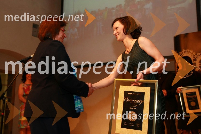 Mirjam Kerpan Izak, direktorica podjetja List d.o.o. in Saša Mrak, vodja Zlate niti in odnosov z javnostmi časopisne družbe Dnevnik, d. d.Zlata nit 2009, slavnostna razglasitev najboljših zaposlovalcev leta 2009