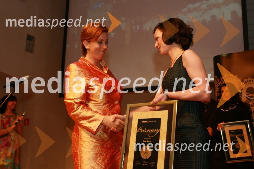 Jerneja Kamnikar, direktorica podjetja Vivo d.o.o., dobitniki priznanja Najboljši zaposlovalec v kategoriji malih podjetij ter Saša Mrak, vodja Zlate niti in odnosov z javnostmi časopisne družbe Dnevnik, d. d.Zlata nit 2009, slavnostna razglasitev najboljših zaposlovalcev leta 2009