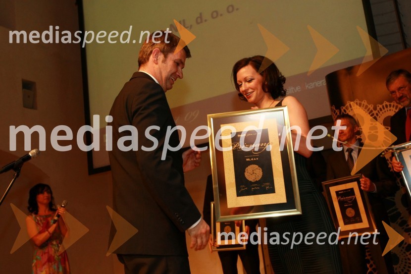 Klemen Štular, generalni direktor podjetja Nil d.o.o., dobitniki priznanja Najboljši zaposlovalec v kategoriji srednjih podjetij in Saša Mrak, vodja Zlate niti in odnosov z javnostmi časopisne družbe Dnevnik, d. d.Zlata nit 2009, slavnostna razglasitev najboljših zaposlovalcev leta 2009