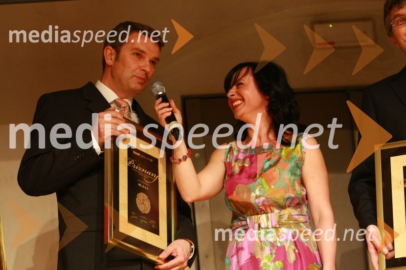 Klemen Štular, generalni direktor podjetja Nil d.o.o., dobitniki priznanja Najboljši zaposlovalec v kategoriji srednjih podjetij in Jana Petkovšek, DnevnikZlata nit 2009, slavnostna razglasitev najboljših zaposlovalcev leta 2009