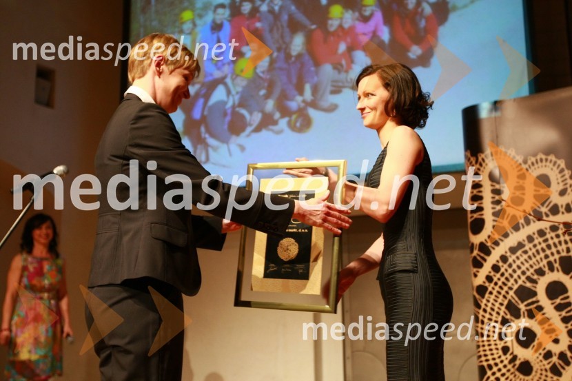 Maja Špan Hubad, prokuristka podjetja DM Drogerie Markt d.o.o. in Saša Mrak, vodja Zlate niti in odnosov z javnostmi časopisne družbe Dnevnik, d. d.Zlata nit 2009, slavnostna razglasitev najboljših zaposlovalcev leta 2009