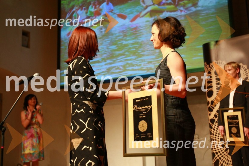 Simona Torkar Flajnik, vodja izobraževanja in razvoja kadrov podjetja Krka d.d. in Saša Mrak, vodja Zlate niti in odnosov z javnostmi časopisne družbe Dnevnik, d. d.Zlata nit 2009, slavnostna razglasitev najboljših zaposlovalcev leta 2009