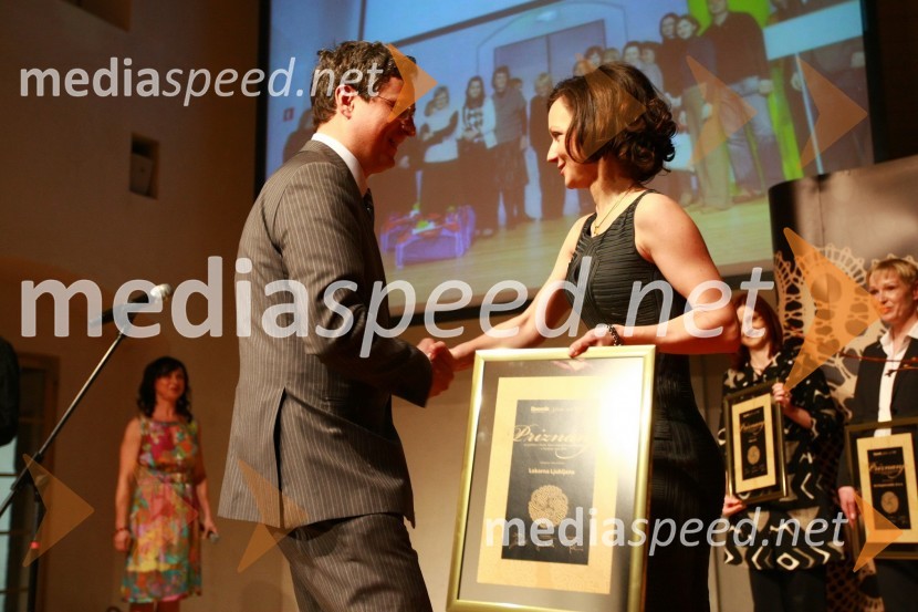 Mag. Marko Jaklič, direktor Javnega zavoda Lekarna Ljubljana in Saša Mrak, vodja Zlate niti in odnosov z javnostmi časopisne družbe Dnevnik, d. d.Zlata nit 2009, slavnostna razglasitev najboljših zaposlovalcev leta 2009