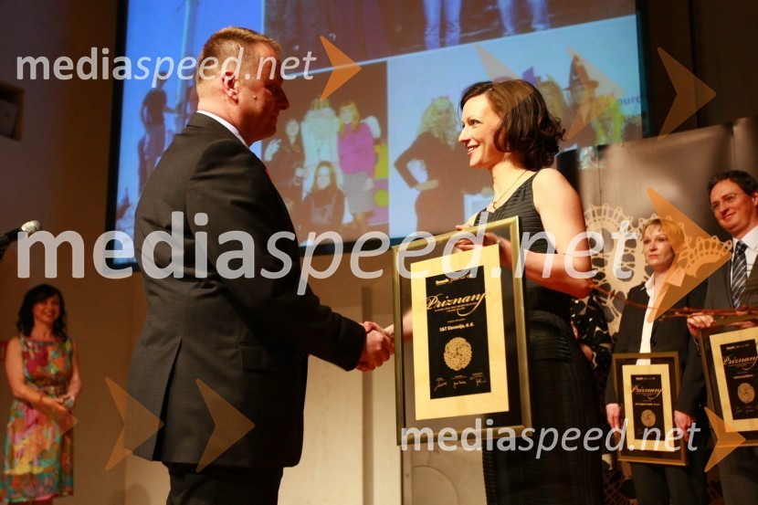 Robert Trnovec, predsednik uprave S&T Slovenija d.d. in Saša Mrak, vodja Zlate niti in odnosov z javnostmi časopisne družbe Dnevnik, d. d.Zlata nit 2009, slavnostna razglasitev najboljših zaposlovalcev leta 2009