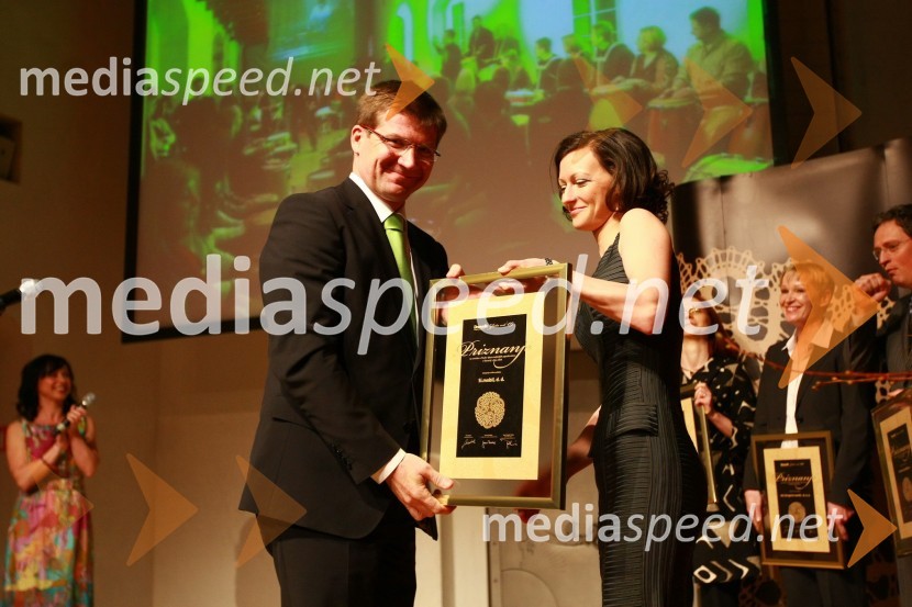 Dejan Turk, predsednik uprave Simobil d.d., dobitniki priznanja Najboljši zaposlovalec v kategoriji velikih podjetij in Saša Mrak, vodja Zlate niti in odnosov z javnostmi časopisne družbe Dnevnik, d. d.Zlata nit 2009, slavnostna razglasitev najboljših zaposlovalcev leta 2009