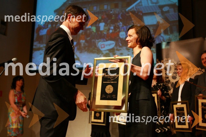 Mag. Vladimir Mišo Čeplak, predsednik uprave Zavarovalnica Triglav d.d. in Saša Mrak, vodja Zlate niti in odnosov z javnostmi časopisne družbe Dnevnik, d. d.Zlata nit 2009, slavnostna razglasitev najboljših zaposlovalcev leta 2009