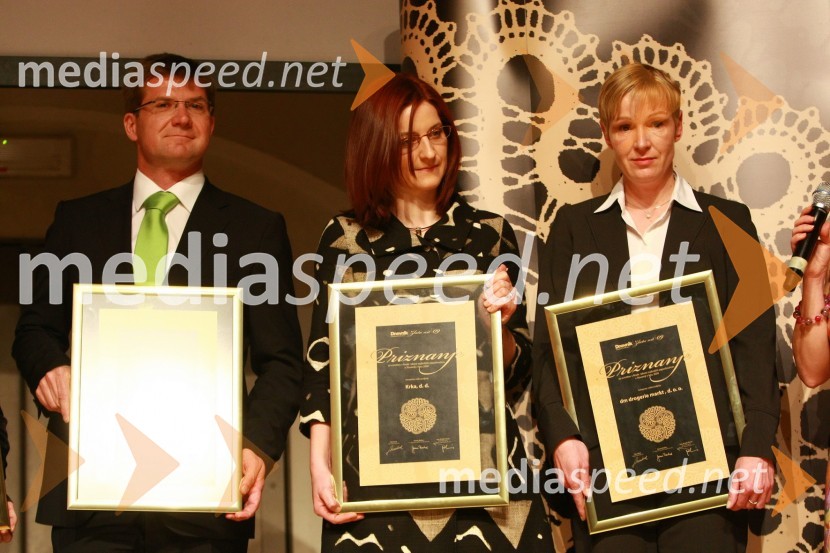 Dejan Turk, predsednik uprave Simobil d.d., dobitniki priznanja Najboljši zaposlovalec v kategoriji velikih podjetij, predstavnica podjetja Krka d.d. in predstavnica podjetja DM Drogerie Markt d.o.o.Zlata nit 2009, slavnostna razglasitev najboljših zaposlovalcev leta 2009