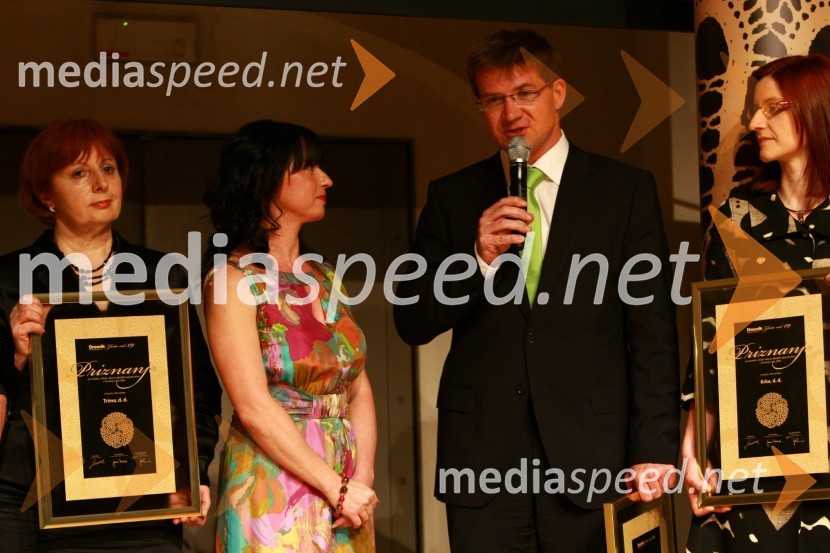 Tatjana Fink, predsednica uprave Trimo Trebnje d.d., Jana Petkovšek, Dnevnik in Dejan Turk, predsednik uprave Simobil d.d., dobitniki priznanja Najboljši zaposlovalec v kategoriji velikih podjetijZlata nit 2009, slavnostna razglasitev najboljših zaposlovalcev leta 2009