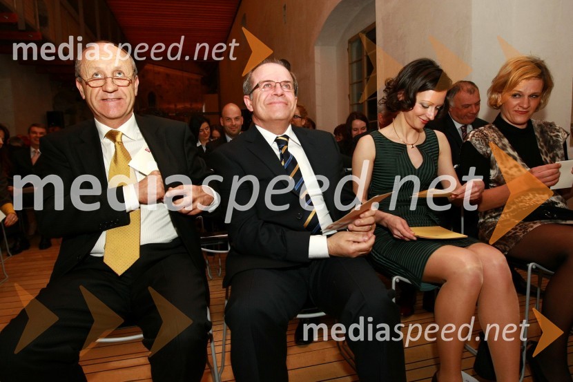 Mag. Branko Pavlin, predsednik uprave časopisne družbe Dnevnik, dr. Ivan Svetlik, minister za delo, družino in socialne zadeve RS in Saša Mrak, vodja Zlate niti in odnosov z javnostmi časopisne družbe Dnevnik, d. d.
Zlata nit 2009, slavnostna razglasitev najboljših zaposlovalcev leta 2009