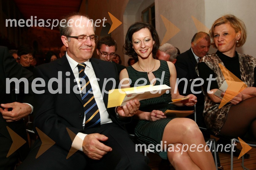 Dr. Ivan Svetlik, minister za delo, družino in socialne zadeve RS, Saša Mrak, vodja Zlate niti in odnosov z javnostmi časopisne družbe Dnevnik, d. d. in Suzana Rankov, začasna odgovorna urednica Dnevnika in Dnevnika.siZlata nit 2009, slavnostna razglasitev najboljših zaposlovalcev leta 2009