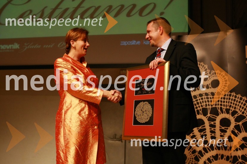 Jerneja Kamnikar, direktorica podjetja Vivo d.o.o., dobitniki priznanja Najboljši zaposlovalec v kategoriji malih podjetij in Gregor Pilgram, predsednik uprave Generali Zavarovalnica d.d.Zlata nit 2009, slavnostna razglasitev najboljših zaposlovalcev leta 2009