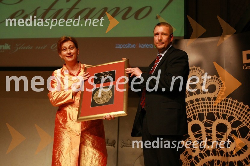 Jerneja Kamnikar, direktorica podjetja Vivo d.o.o., dobitniki priznanja Najboljši zaposlovalec v kategoriji malih podjetij in Gregor Pilgram, predsednik uprave Generali Zavarovalnica d.d.Zlata nit 2009, slavnostna razglasitev najboljših zaposlovalcev leta 2009