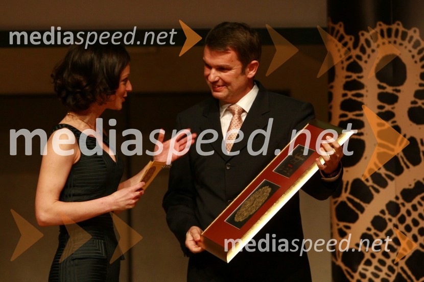 Saša Mrak, vodja Zlate niti in odnosov z javnostmi časopisne družbe Dnevnik, d. d. in Klemen Štular, generalni direktor podjetja Nil d.o.o., dobitniki priznanja Najboljši zaposlovalec v kategoriji srednjih podjetijZlata nit 2009, slavnostna razglasitev najboljših zaposlovalcev leta 2009