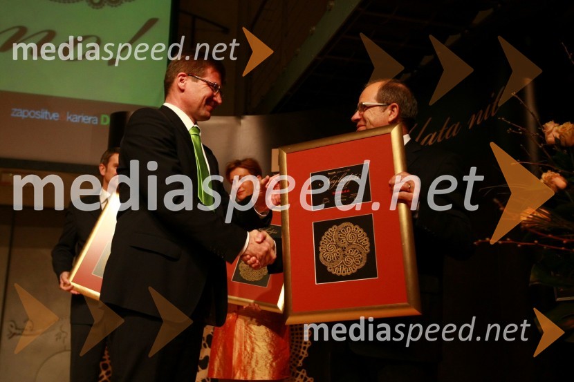 Dejan Turk, predsednik uprave Simobil d.d., dobitniki priznanja Najboljši zaposlovalec v kategoriji velikih podjetij in dr. Ivan Svetlik, minister za delo, družino in socialne zadeve RSZlata nit 2009, slavnostna razglasitev najboljših zaposlovalcev leta 2009