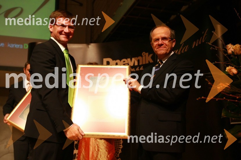 Dejan Turk, predsednik uprave Simobil d.d., dobitniki priznanja Najboljši zaposlovalec v kategoriji velikih podjetij in dr. Ivan Svetlik, minister za delo, družino in socialne zadeve RSZlata nit 2009, slavnostna razglasitev najboljših zaposlovalcev leta 2009