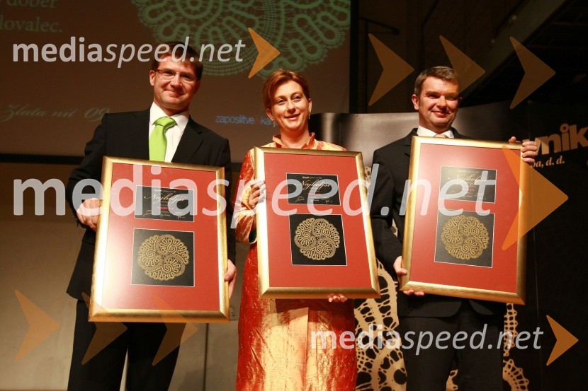 Dejan Turk, predsednik uprave Simobil d.d., dobitniki priznanja Najboljši zaposlovalec v kategoriji velikih podjetij, Jerneja Kamnikar, direktorica podjetja Vivo d.o.o., dobitniki priznanja Najboljši zaposlovalec v kategoriji malih podjetij in Klemen Štular, generalni direktor podjetja Nil d.o.o.Zlata nit 2009, slavnostna razglasitev najboljših zaposlovalcev leta 2009