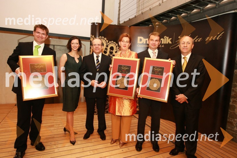 Dejan Turk, predsednik uprave Simobil d.d., dobitniki priznanja Najboljši zaposlovalec v kategoriji velikih podjetij, Saša Mrak, vodja Zlate niti in odnosov z javnostmi časopisne družbe Dnevnik, d. d., dr. Ivan Svetlik, minister za delo, družino in socialne zadeve RS, Jerneja Kamnikar, direktorica podjetja Vivo d.o.o., dobitniki priznanja Najboljši zaposlovalec v kategoriji malih podjetij, Klemen Štular, generalni direktor podjetja Nil d.o.o. in mag. Branko Pavlin, predsednik uprave časopisne družbe DnevnikZlata nit 2009, slavnostna razglasitev najboljših zaposlovalcev leta 2009