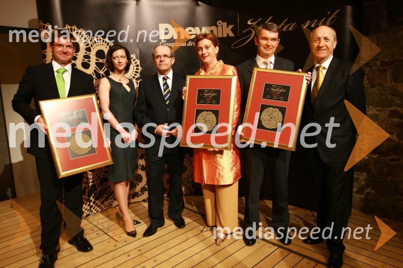 Dejan Turk, predsednik uprave Simobil d.d., dobitniki priznanja Najboljši zaposlovalec v kategoriji velikih podjetij, Saša Mrak, vodja Zlate niti in odnosov z javnostmi časopisne družbe Dnevnik, d. d., dr. Ivan Svetlik, minister za delo, družino in socialne zadeve RS, Jerneja Kamnikar, direktorica podjetja Vivo d.o.o., dobitniki priznanja Najboljši zaposlovalec v kategoriji malih podjetij, Klemen Štular, generalni direktor podjetja Nil d.o.o. in mag. Branko Pavlin, predsednik uprave časopisne družbe DnevnikZlata nit 2009, slavnostna razglasitev najboljših zaposlovalcev leta 2009